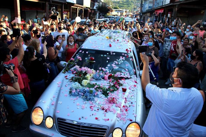 Artistas callejeros y vecinos despiden a Francisco Martínez, quien fue abatido por un Carabinero.