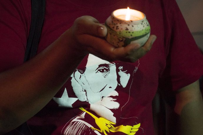 04 February 2021, Thailand, Bangkok: A protester wearing a t-shirt with a portrait of Myanamar's de facto leader Aung San Suu Kyi, holds a candle during a demonstration against Myanmar's military coup. Photo: Peerapon Boonyakiat/SOPA Images via ZUMA Wir