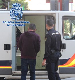 Nota De Prensa Y Fotografía: "La Policía Nacional Detiene En Almería A Un Hombre Al Que Le Constaban 4 Órdenes De Detención"
