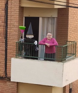 María Teresa García desde su balcón durante la pandemia