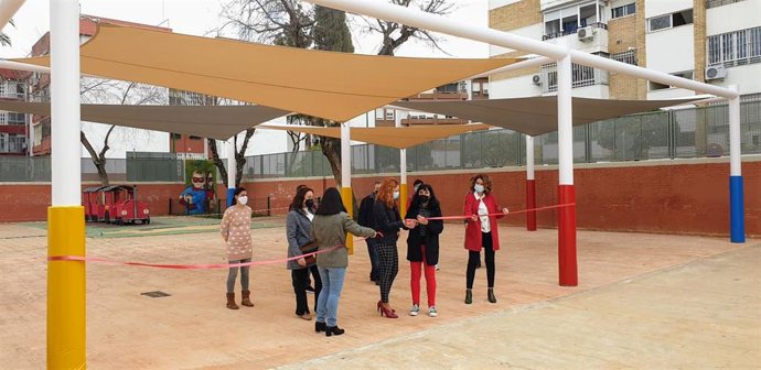 Ayuntamiento de Sevilla culmina una nueva zona de toldos en el patio del CEIP Pedro Garfias del distrito Macarena