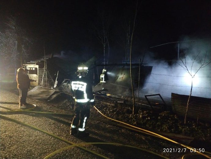 Bomberos sofocan el incendio de un cobertizo en Cayón