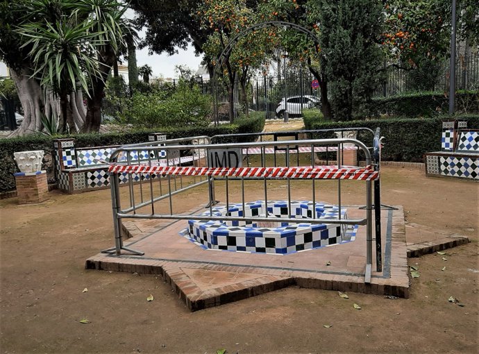 Una de las fuentes destrozadas