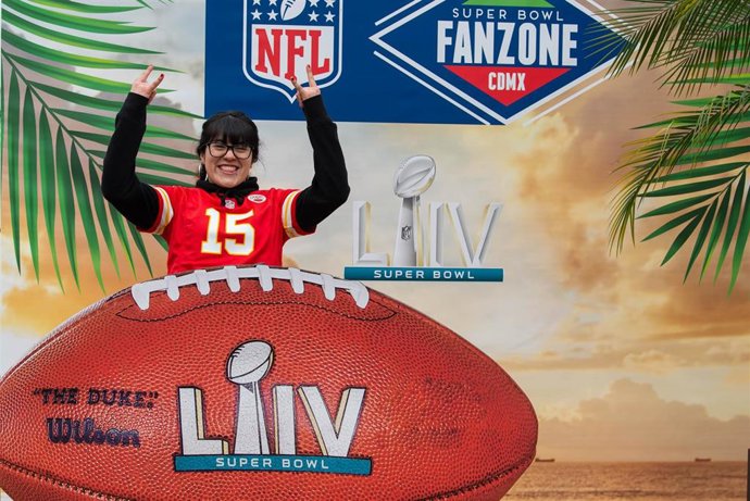 Una fan de los Kansas City Chiefs posa junto a un cartel de la Super Bowl LIV de 2020