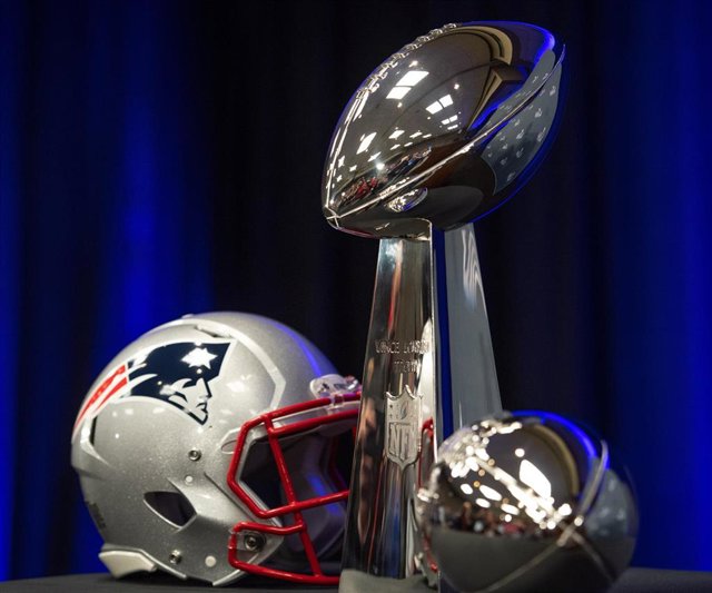 Imagen del trofeo Vince Lombardi y un caso de los Patriots