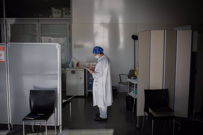 Una infermera apunta en una llibreta durant la preparació de la vacuna Pfizer-BioNtech contra la Covid-19 a l'Hospital de la Santa Creu i Sant Pau de Barcelona, Catalunya, 14 de gener del 2021. 