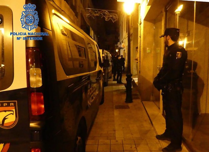 Policía nacional junto a un furgón