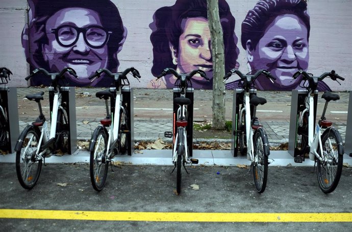 Bicicletas en el mural feminista en el polideportivo municipal de la Concepción en el distrito de Ciudad Lineal 