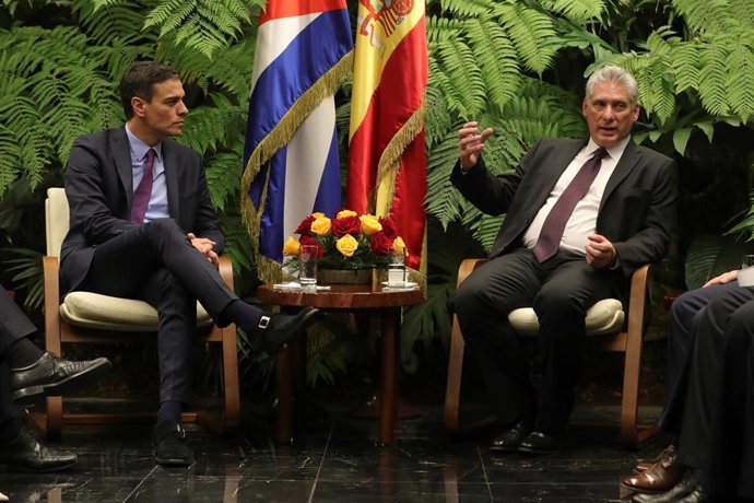 El presidente del Gobierno, Pedro Sánchez, se reúne con el presidente de Cuba, Miguel Díaz-Canel, en el Palacio de la Revolución en La Habana durante su visita en 2018 