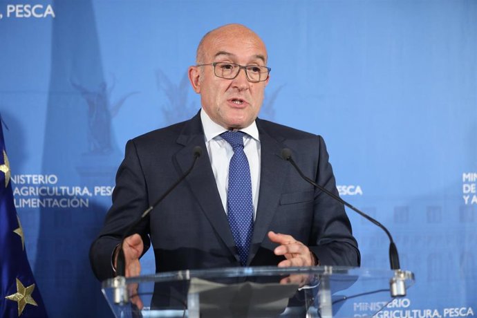 El consejero de Agricultura, Ganadería y Desarrollo Rural de la Junta de Castilla y León, Jesús Julio Carnero, donde se aborda el 'Futuro de la PAC y su aplicación en España', en la sede del Ministerio.