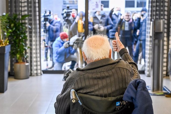 28 December 2020, Belgium, Puurs: Jos Hermans, 96 years old, greets the press representatives after receiving his dose of the Biontech/Pfizer COVID-19 vaccine at the Sint Pieter care home. Photo: Pool Dirk Waem/BELGA/dpa