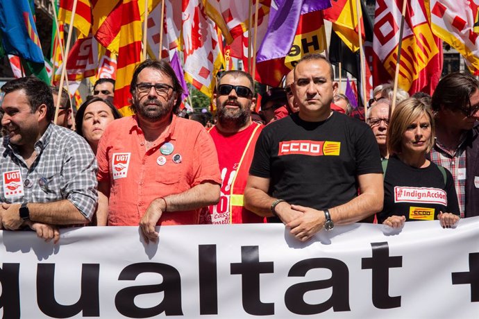 El secretari general d'UGT Catalunya, Camil Ros, i el de CC.OO., Javier Pacheco,en la manifestació sindical pel Dia del Treball a Barcelona (ARXIU).