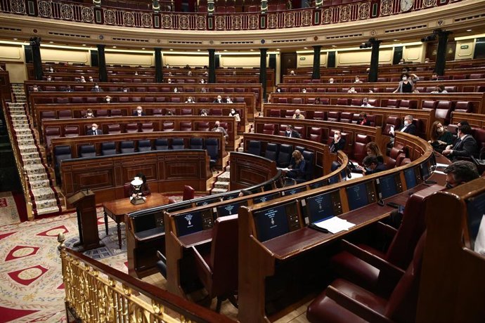 Miembros del Congreso sentados en el hemiciclo durante una sesión plenaria celebrada en el Congreso de los Diputados, en Madrid, (España), a 4 de febrero de 2021. 