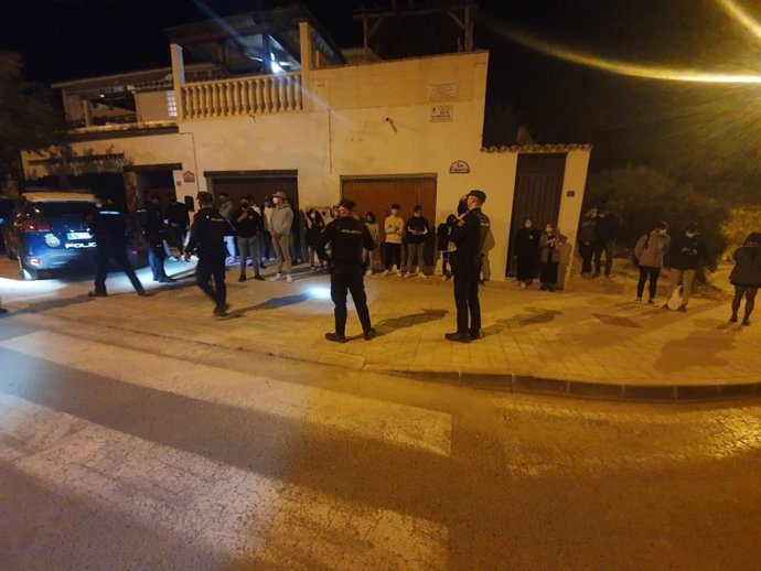 Agentes de la Policía Nacional disuelven un botellón en Alicante con un centenar de jóvenes, algunos de ellos menores