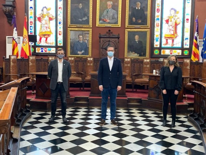 (I-D) El Regidor De Educación Y Politica Lingüística, Lloren Carrió; El Alcalde De Palma, José Hila; Y Maria Margalida, De Comisión Cívica Germanías 500 En La Conmemoración Del 500 Aniversario De Las Germanías.