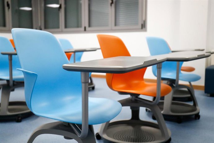 Sillas y mesas de un aula 