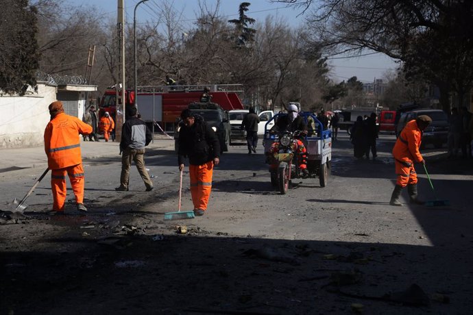 Treballadors municipals netegen el lloc on va esclatar una bomba a Kabul el 6 de febrer del 2021.