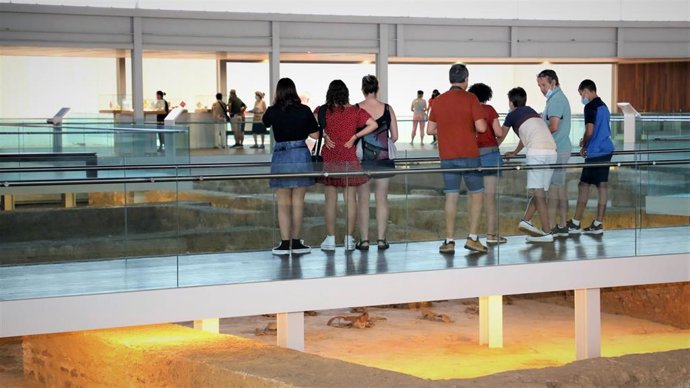 Turistas en La Olmeda.