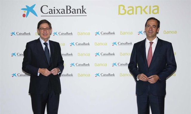 (I-D) El presidente de Bankia, que será presidente ejecutivo de la nueva entidad tras la fusión con Caixabank, José Ignacio Goirigolzarri, y del consejero delegado de CaixaBank y que será consejero delegado del nuevo banco, Gonzalo Gortázar.