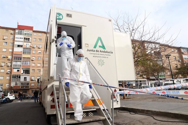 Sanitarios de la Junta de Andalucía, preparados para  hacer los test rápidos de antígenos PCR, en un cribado masivo en la barriada malagueña de La Luz. 
