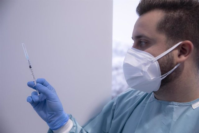 Un sanitario manipula una jeringa con la vacuna de Pfizer / BioNtech contra la Covid-19 en el hospital. En Sevilla (Andalucía, España), a 04 de febrero de 2021.