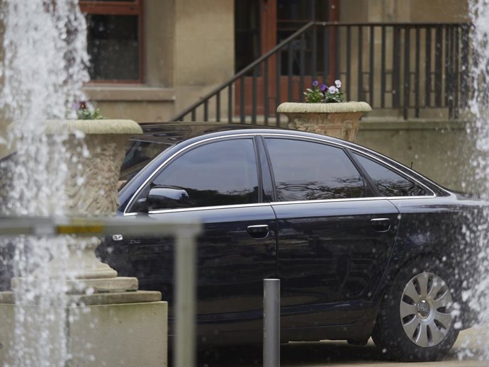 El presidente del Gobierno de España, Pedro Sánchez, sale de su coche oficial a su llegada a los jardines del Palacio de Navarra