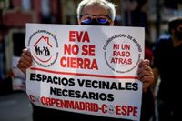 Cientos de vecinos se concentran contra el desalojo del EVA para responder al "acoso" del Ayuntamiento a centro sociales