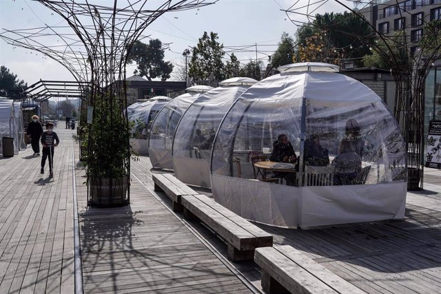 07 February 2021, Israel, Jerusalem: People dine in outdoor restaurant tents after Israel eased its third lockdown on Sunday, despite the high number of new confirmed coronavirus cases. Photo: Nir Alon/ZUMA Wire/dpa