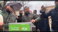 Lanzan objetos e increpan a Abascal durante una visita a Salt (Girona)