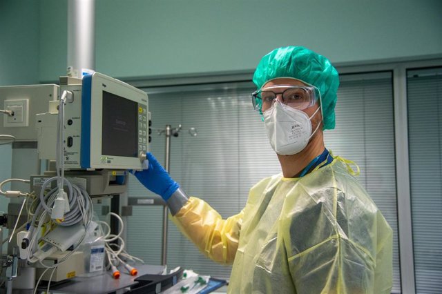 Un médico del equipo militar alemán enviado a Portugal para colaborar en la lucha contra el coronavirus