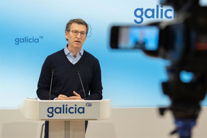 El presidente del PP de Galicia, Alberto Núñez Feijóo, participa telemáticamente en un mitin del PP de las elecciones catalanas.