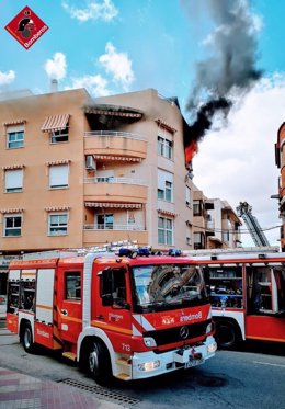 Bomberos trabajan para sofocar el incendio en una vivienda en Alicante