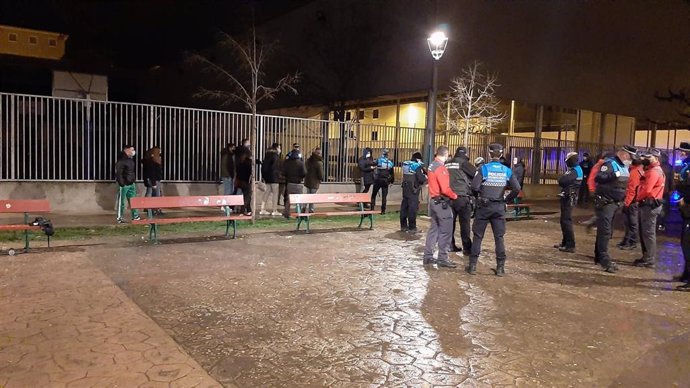 Policía Foral y Policía Municipal de Pamplona identifican a varios jóvenes que hacían botellón en el barrio pamplonés de la Txantrea