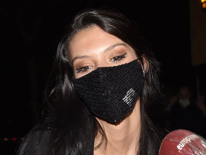 Alejandra Rubio, con una glamourosa mascarilla para acudir a su puesto de trabajo