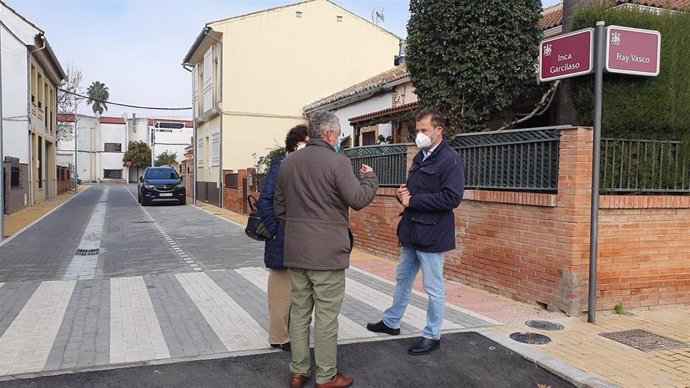 Ayuntamiento finaliza la renovación integral del acerado y de la calzada de la calle Inca Garcilaso.