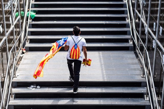 Un chico con una bandera independentista catalana