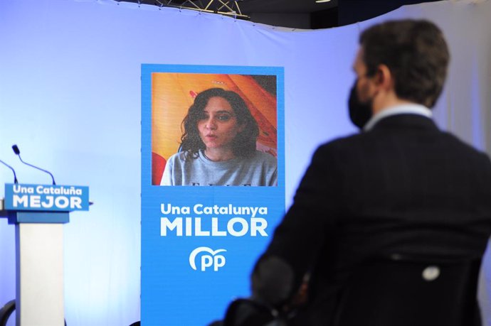 La presidenta de la Comunitat de Madrid, Isabel Díaz Ayuso intervé per videoconferncia durant un acte central de campanya electoral a l'Hospitalet de Llobregat a Barcelona, Catalunya (Espanya), 7 de febrer del 2021.