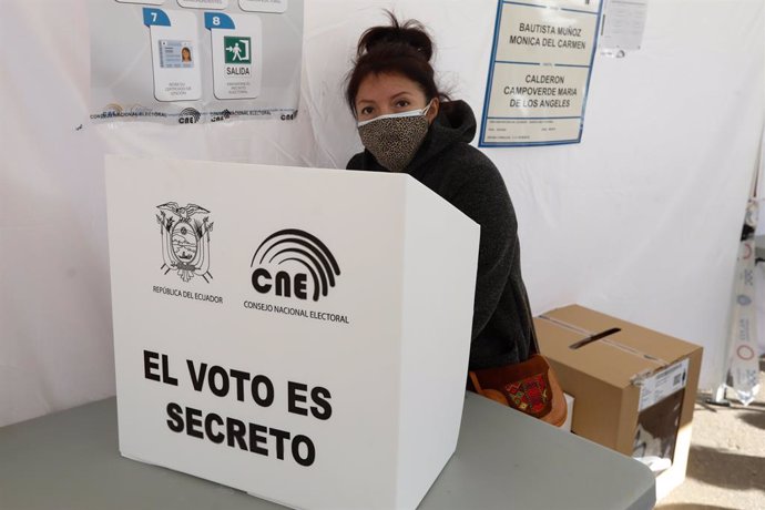 Una mujer procedente de Ecuador en una de las 64 mesas electorales repartidas por varias poblaciones de la Región de Murcia, en el Auditorio de Centro y Congresos de Murcia (España), a 7 de febrero de 2021. Unos 20.00 ecuatorianos están llamados a votar