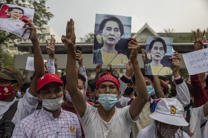 07 February 2021, Thailand, Bangkok: Myanmar and Thai citizens hold pictures of Aung San Suu Kyi outside of the building of the United Nations Economic and Social Commission for Asia and the Pacific during a protest against the Myanmar military coup. Ph