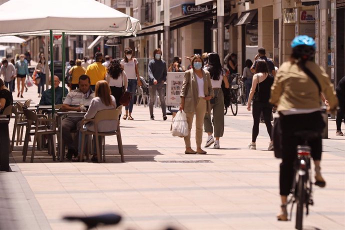 Personas paseando con mascarillas y sentadas en terrazas en una céntrica calle de Vitoria-Gasteiz, Álava, País Vasco (España), a 16 de julio de 2020. A partir de hoy, Euskadi ha decretado el uso obligatorio de la mascarilla, en los espacios al aire libr