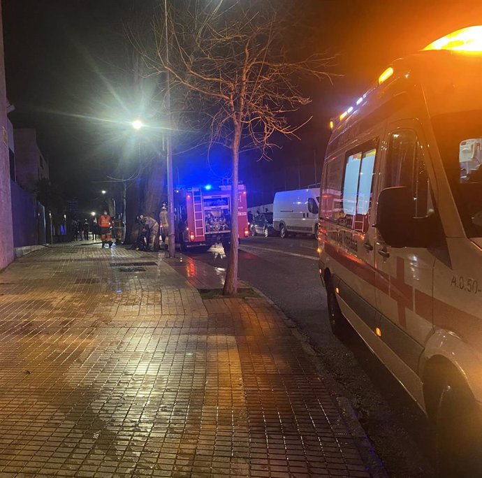 Bomberos y medios de Cruz Roja en la intervención tras un incendio en una vivienda en la Avenida de Pardaleras de Badajoz
