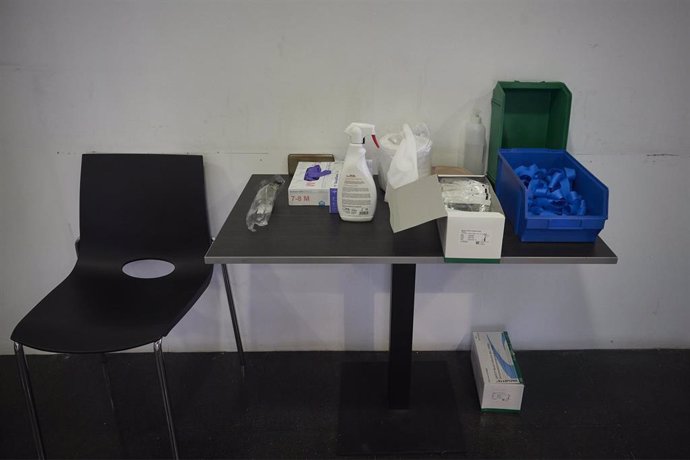 Instalaciones donde atienden a los pacientes que acuden para realizarse una extracción de muestras en el recinto ferial REFENA de Pamplona .