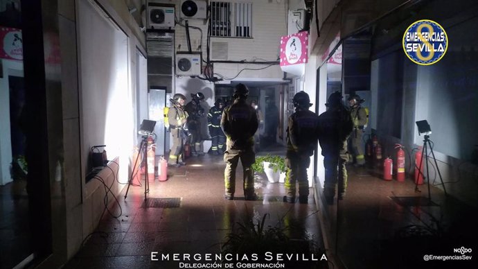 Intervención de los bomberos en un incendio eléctrico en la calle Rioja