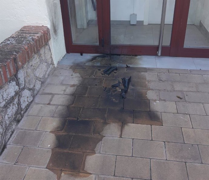 Restos de los cócteles molotov lanzados contra la comisaría de Matadepera (Barcelona).