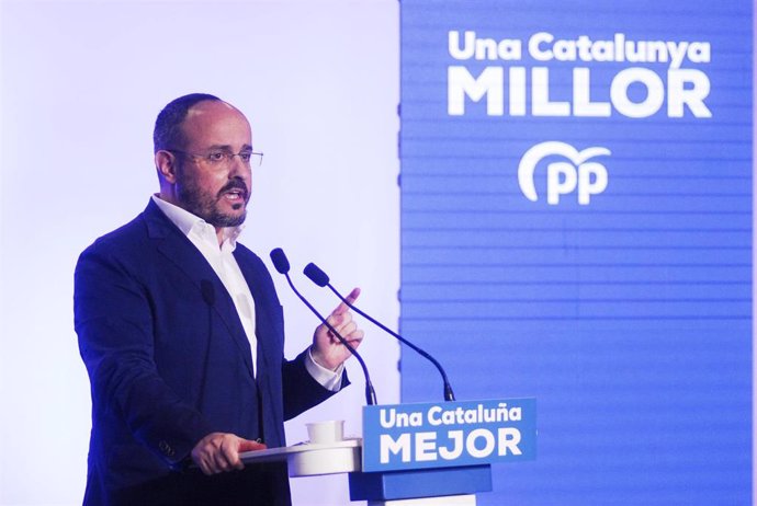 El candidato del Partido Popular a las elecciones catalanas del 14F, Alejandro Fernández, en un acto de campaña.