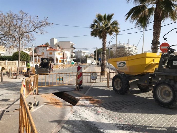 Obras de renovación de la red de agua y alcantarillado en el Coll d'en Rabassa.