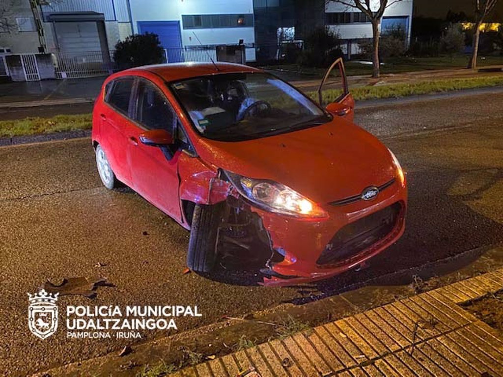 Se sale de la vía en Pamplona, choca contra un árbol y ...