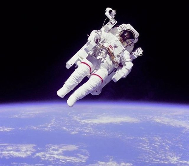 El astronauta Bruce McCandless en el primer paseo espacial autónomo