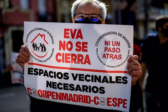 Una mujer con un cartel en el que se lee: `Eva no se cierra durante la manifestación en defensa de la continuación de EVA en el antiguo mercado de frutas y verduras de Legazpi, en Madrid (España), a 7 de febrero de 2021. El próximo 8 de febrero EVA tendr