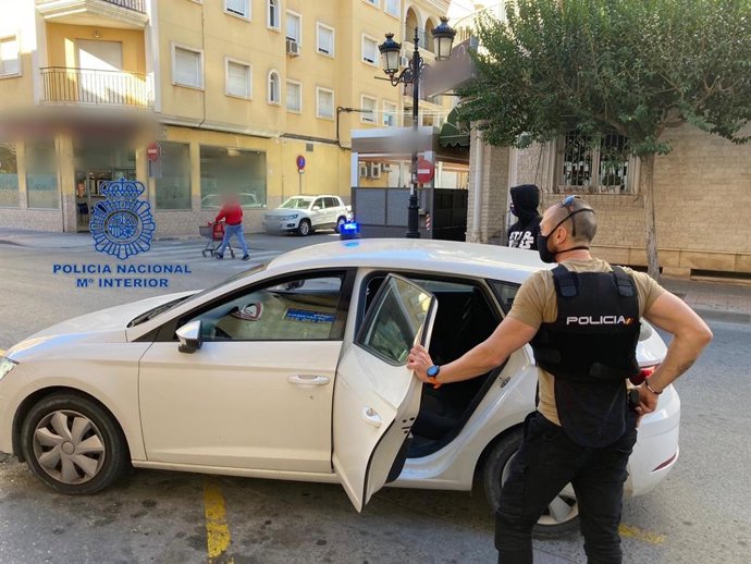 Un agente de Policía Nacional durante la intervención